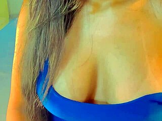 Mounting that tasty cock filled my pussy with cream in public.