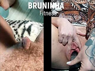 safada socando nego na bucetinha abrindo a buceta