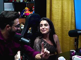 Pitkätukkainen latina ensimmäisellä castingilla luonnollisten tissien ja seksikkään perseen kera sensuroimattomana!