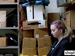 สาวบลอนด์ตัวเล็กวัยรุ่น 18+ จับได้และเย็ดแรง