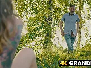 Tu veux voir cette jeune bombe avaler et chevaucher une grosse bite en extérieur ?