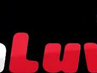 Sledoval som brunetkovú milfku ako sa nechá zvedieť a strieka