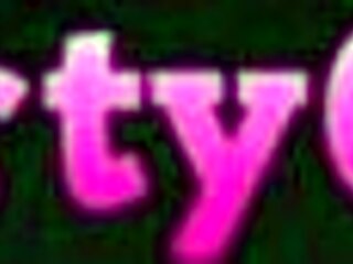 Sono questa sexy ragazza 18+ che si spoglia lentamente dai jeans, sentendomi un po' perversa