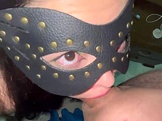 le doy una mamada humeda y me llena las tetas de leche