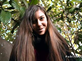 Rumunska beba uzima ogromni kurac u dupe na javnom mestu