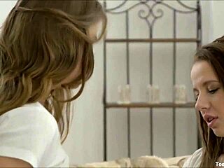 Unge 18+ lesber slikker fisser intenst