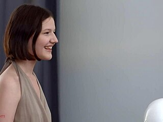 Margo Von Teese encara dois paus em grupo selvagem