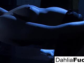 Ξανθιά Dahlia δαχτυλίζει μουνί σόλο στο σκοτάδι