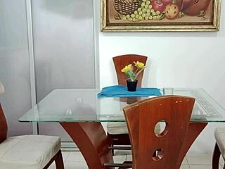 El hermanastro no resiste a su petite hermanastra