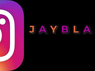 Krystal Davis günlük sikini köpek pozisyonunda alıyor