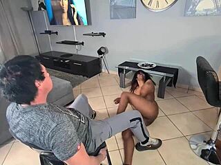 Hindistanlı striptizci kulüpte sıcak kucağında dansla beni tahrik etti