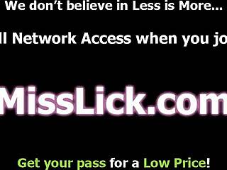 แม่เลี้ยงรู้สึกตื่นเต้นต้อนรับวัยรุ่นเข้าสู่เซ็กซี่ปากสามคนด้วยการนั่งหน้า