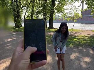 Φίλη Χύνει Σκληρά σε Δημόσιο Πάρκο με Παιχνίδι Ελέγχου