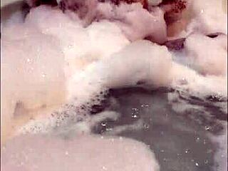 Mineira twerks wet in the bathtub for relaxation