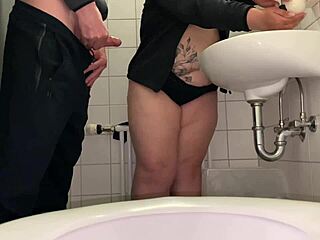 Warum wichst diese mollige Stiefschwiegermutter ihren Schwiegersohn in einer dreckigen Mall-Toilette?