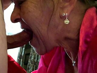 Bunica Carmen arată abilități incredibile de supt pula!