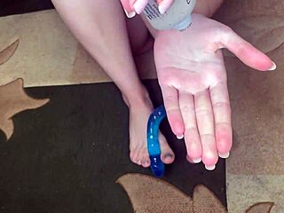 En sevdiğim dildoya muhteşem ayak pataklaması