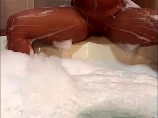 Mineira twerks wet in the bathtub for relaxation