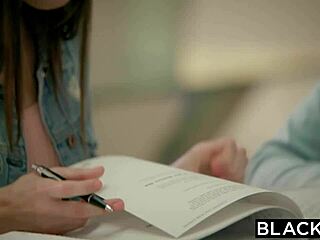 Pieni Riley Reid ottaa valtavan mustan kyrvän tiukkaan perseeseensä