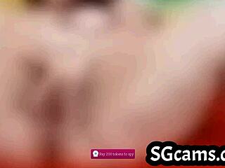 Dolgun genç kız özel canlı kamera seksinde göğüslerini gösteriyor