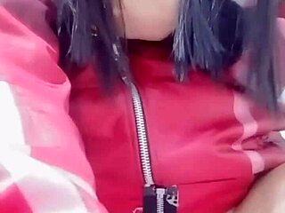 สาวเวียดนาม masturbates ด้วยแตงกวาใน solo play