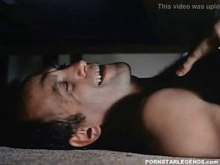 Молодая Эмбер Линн нагнули и отымели двое парней. Камшот покрыл её большие сиськи! 💦