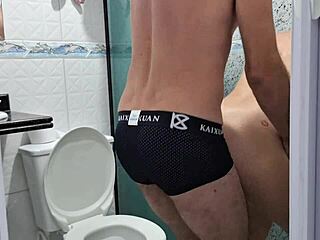 pediu pra usar o banheiro com ela no banho