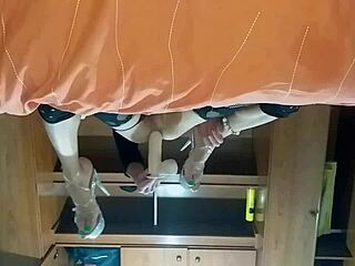 Travesti latina se clava enterito en el culito su juguetito nuevo