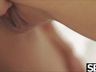 ¡Oye, mira a estas bellezas lesbianas lamiéndose hasta orgasmos salvajes!