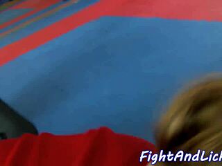 Cheerleader-babe taistelee sitten nuolee pillua spandex-lesbo toiminnassa