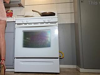 i ordred a prostitue to cook breakfast, played with her holes and let me suck