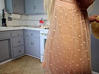 i ordred a prostitue to cook breakfast, played with her holes and let me suck