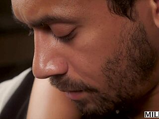 أم MILF Savannah تشعر برغبة شديدة لإغراء الشاب للشرج