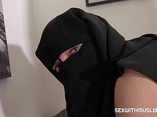 امرأة نيقاب مثيرة تطلق جانبها العاهر البري