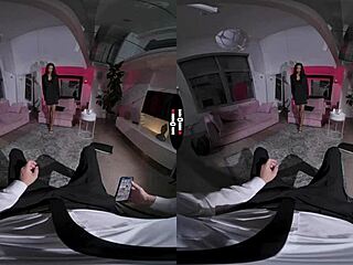 Fúkanie a ručenka na holú pičku v temnej izbe VR POV