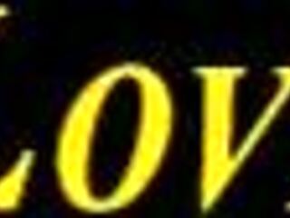 Urmărește lesbienele călărind dildo anal în HD!