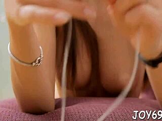 Малышка находит полное расслабление с интенсивной дрочкой своей тесной мокрой киски