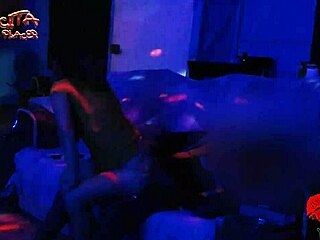 Seductress breaks ass with delivery guy