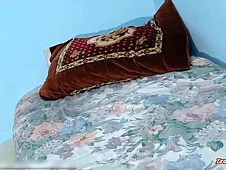 C'est du fun sauvage de baiser une ado indienne 18+ en levrette avec ses gémissements forts.