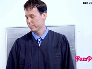 Fille d'église baise beau-frère pendant le chant d'hymnes