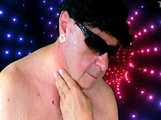 Want a merry sexmas with striptease and pussy?