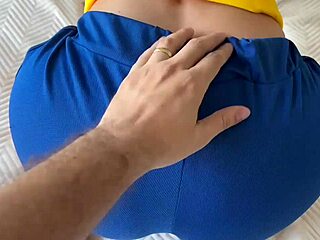 Casalculto2015 showt dikke Braziliaanse kont in string