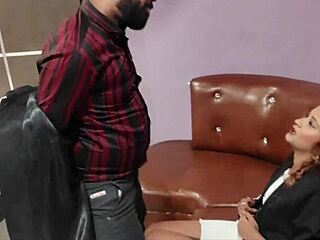 Å ja, din stramme saftige fitte føles fantastisk i missionary, sier han under deres sensuelle indiske kjærlighetsøkt