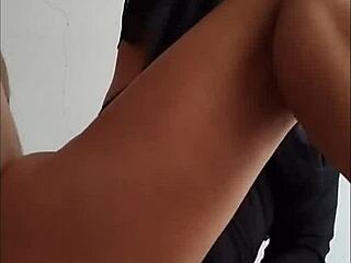 linda mexicana makes me hard with her feet