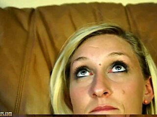 Блондинка курва получава хуй и сперма в кастинг