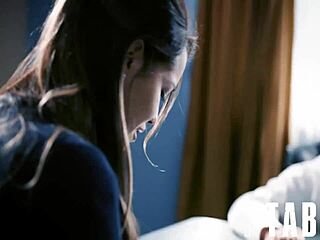 Évêque corrompu piège la petite 18+ Alina Lopez dans une action hardcore