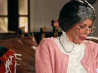 Niñera misteriosa y hijastra en parodia de Mrs. Doubtfire con muff diving intenso