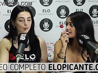 Lesbianas bisexuales se besan y juegan con el chupetin homemade