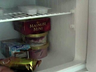 Süße blonde Freundin zeigt ihre Füße für heiße Action