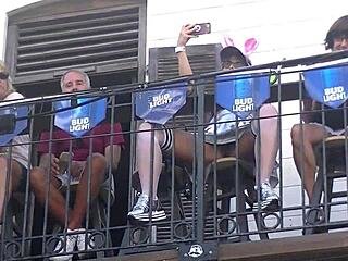 Helena Price, vil du se min upskirt flash? Folk på Fantasy Fest får ikke nok!